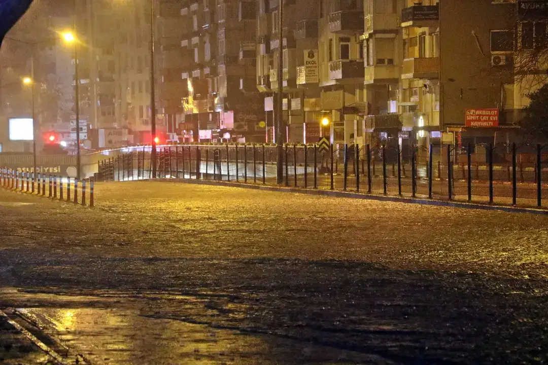 Araçlar Mahsur Kaldı, Vatandaş Duraklara Sığındı 10